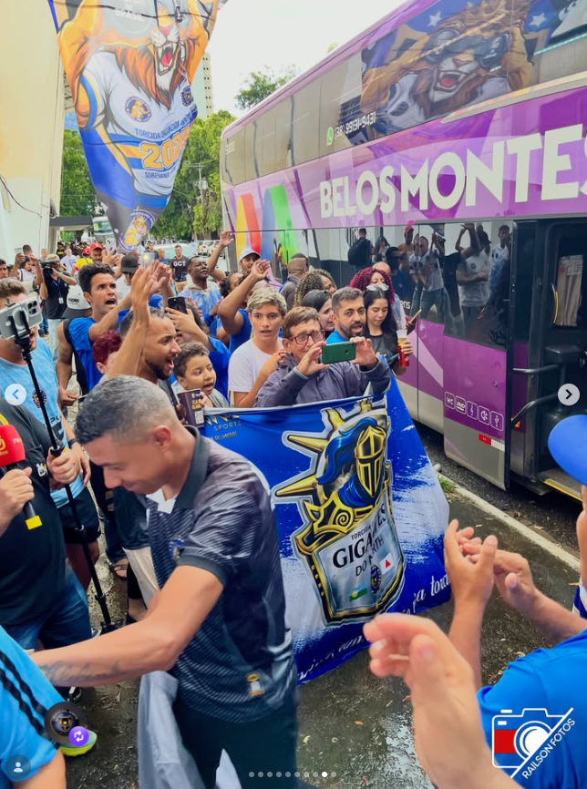 Nossa torcida recebendo a comissão técnica e jogadores para a final do campeonato 2026